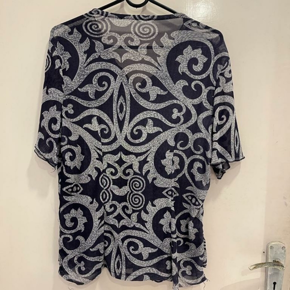 Purple lace top with pearl detailing - Picture 15 of 15